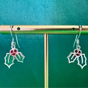 Sterling Silver Holly Leaf Dangle Earrings – Festive Christmas Jewelry 🎄